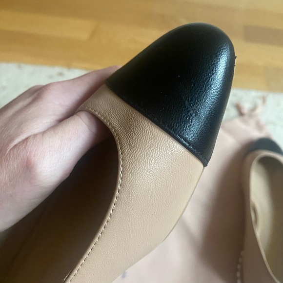 Stuart Weitzman Pearl-Embellished Two Tone Leather Flats - Picture 8 of 10